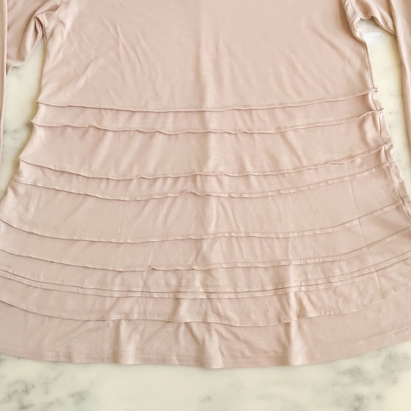 NWOT. GAP 100% Rayon Loose Fit V-Neck Top with bottom design and 3/4 sleeve. - Picture 5 of 5